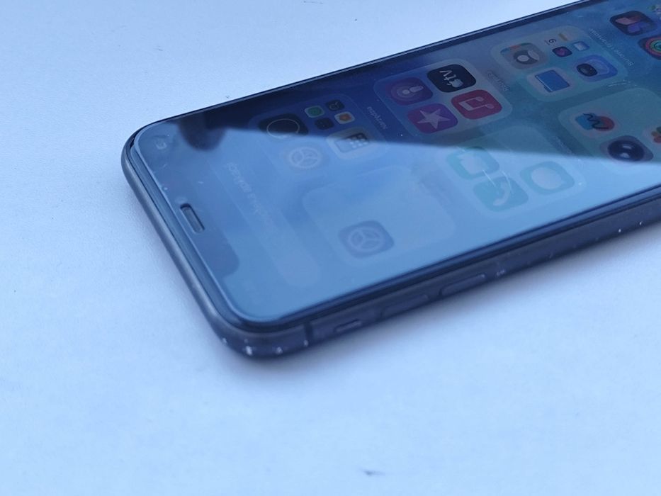 iPhone 11 stan dobry 64GB posiada szkło hartowane