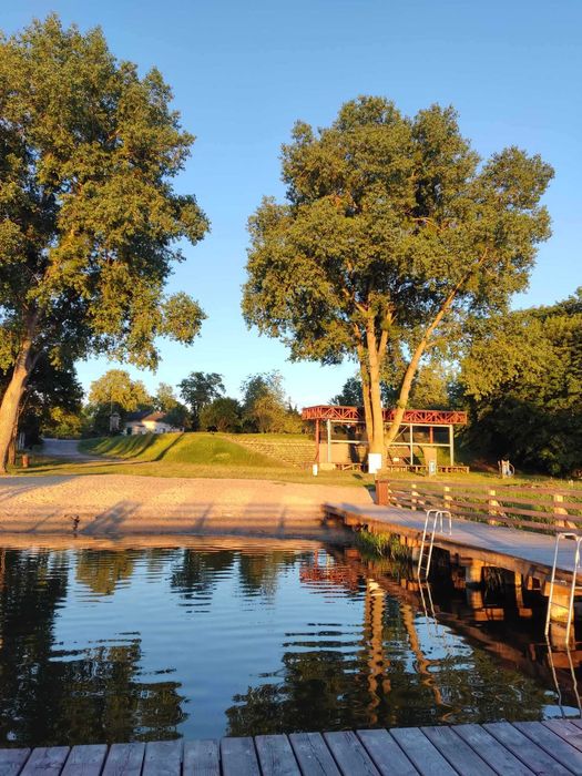 Domek nad jeziorem w Spychowie na Mazurach.