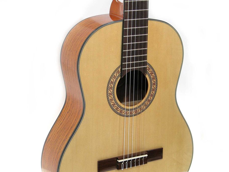Dobra gitara klasyczna 4/4