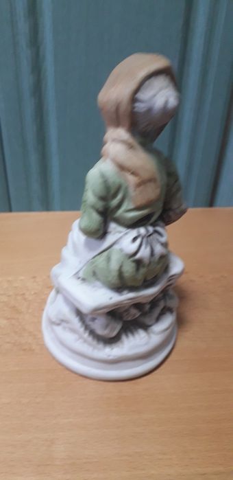 Статуетка   .  Безквіт  .