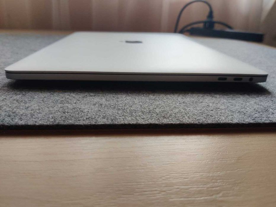 MacBook Pro 15,4" Retina SSD 512GB RAM 16GB (Model: A1707) Silver