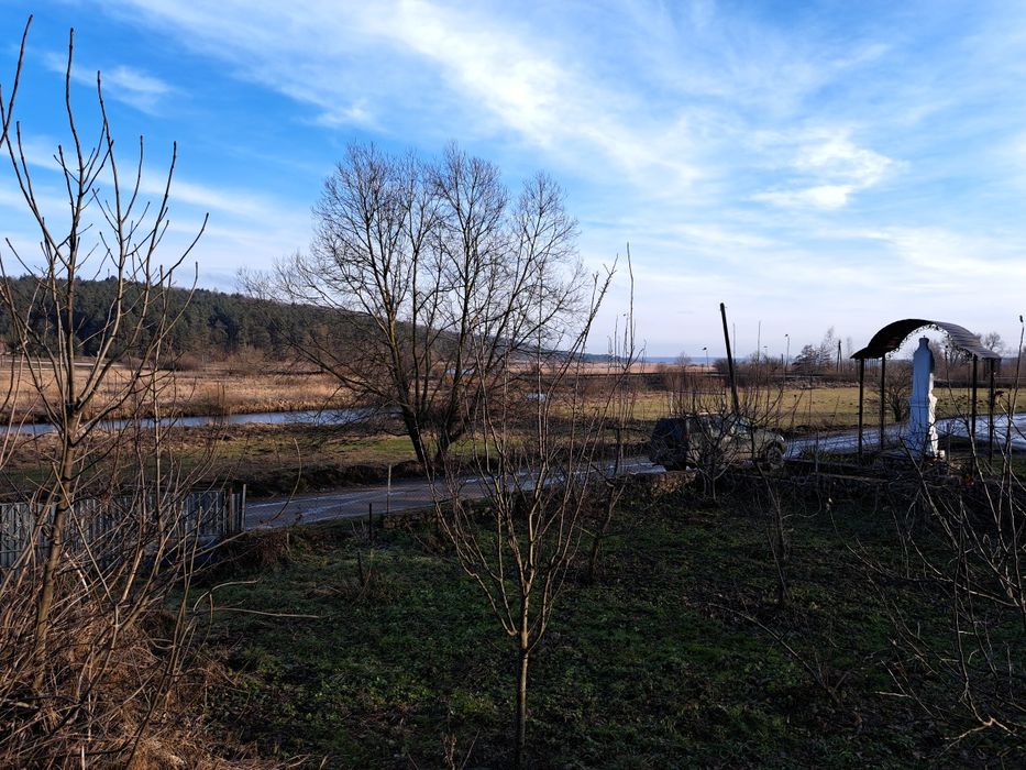 Глиняна хата та господарські будівлі, земельна ділянка під забудову