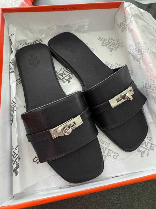 Жіночі чорні сандалі Hermes на плоскій підошві 38