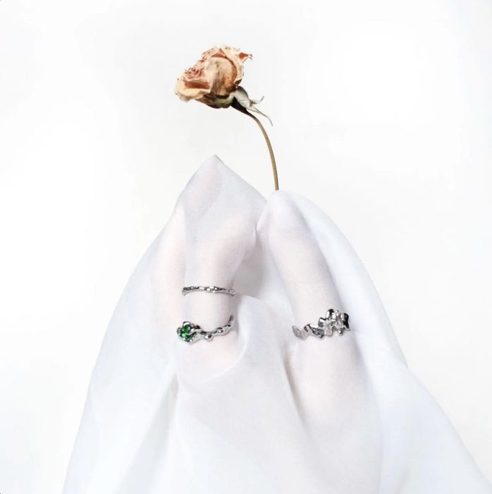 Anel Boho com Pedra Verde – Design Natural Minimalista Ajustável