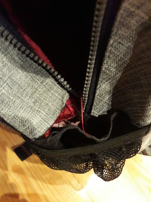 Mochila escolar, um dos fechos sem cursor