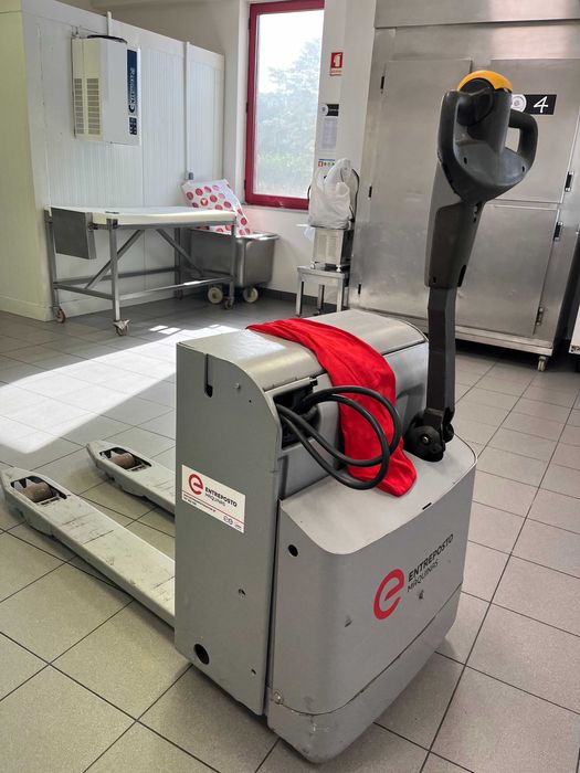 Porta-paletes eléctrico (como novo)