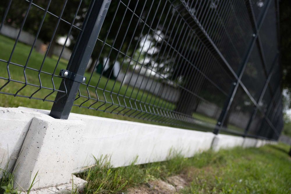 Готовий бетонний фундамент під паркан від виробника в наявності.