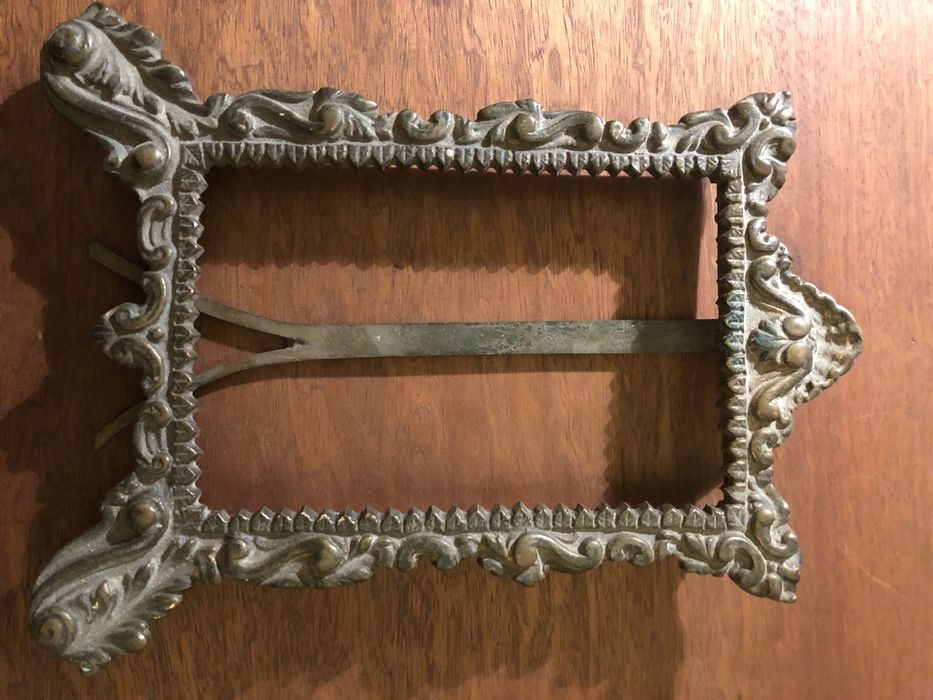 Moldura em latão antiga