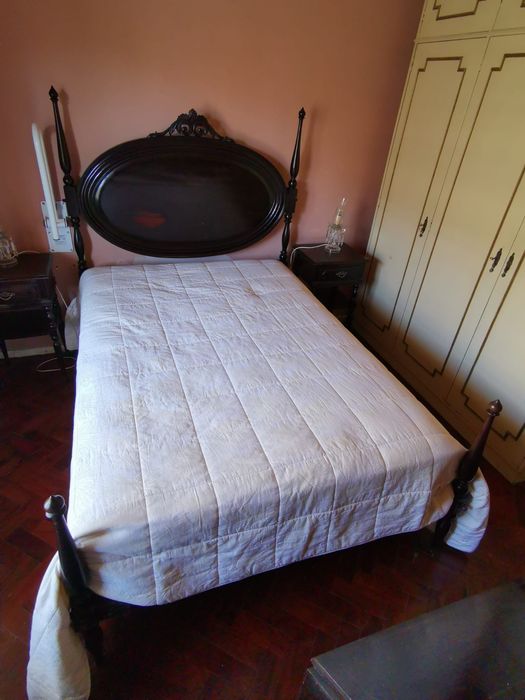 Cama de casal de madeira maciça