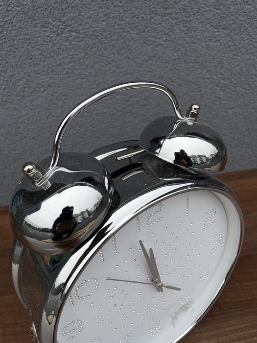 Duzy srebrny zegar nowy