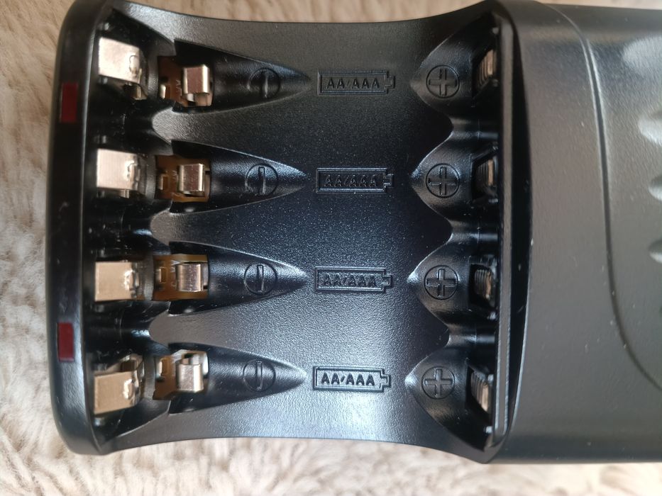 Ładowarka do baterii AA i AAA
