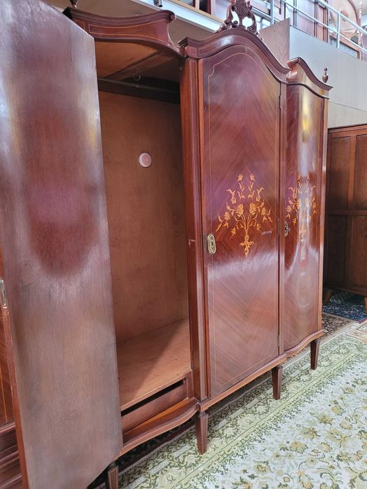 Roupeiro antigo de três portas estilo D. Maria - Bom