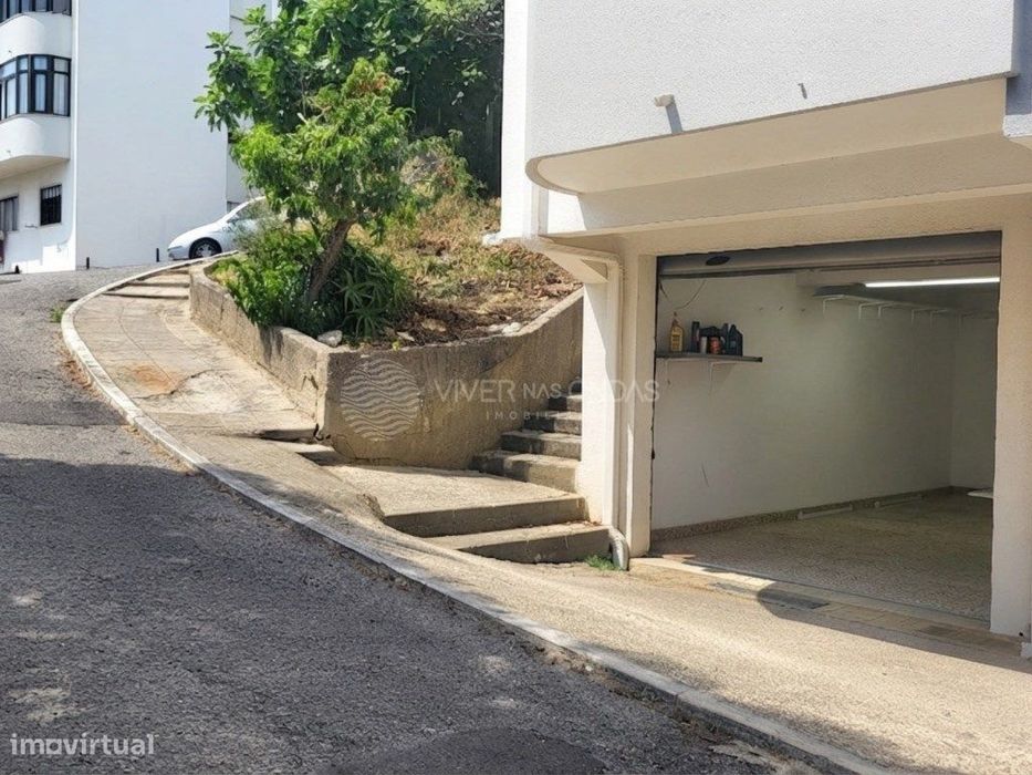 Garagem Espaçosa 43m2 - Capacidade para 2 Viaturas - a 10 minutos d...