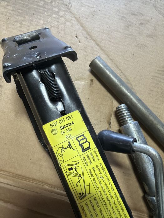 Lewarek Skoda Roomster 6Q7011031 hak ucho do holowania klucz