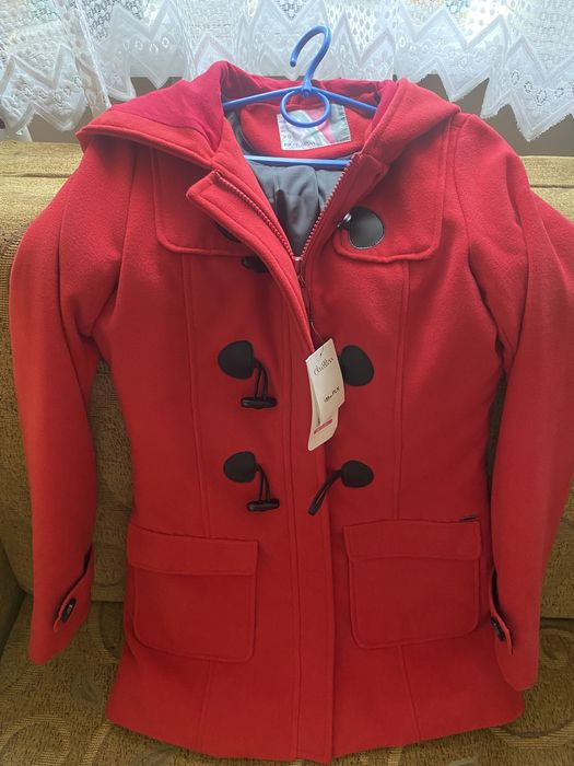 Nowy czerwony płaszcz ocieplany Cropp XS z kapturem jesień/zima