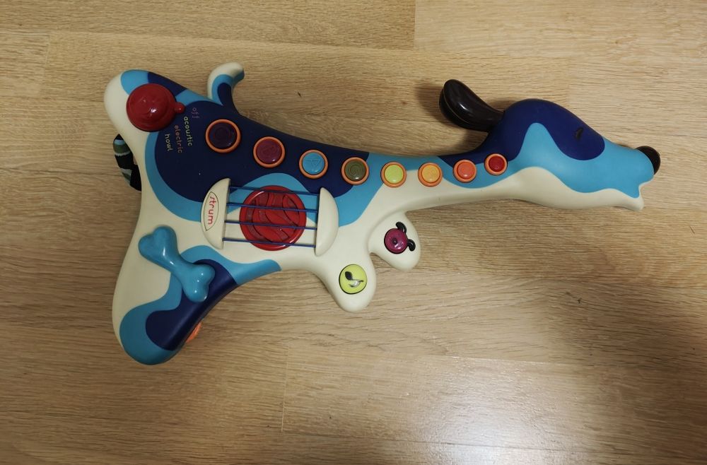 Іграшкова гітара