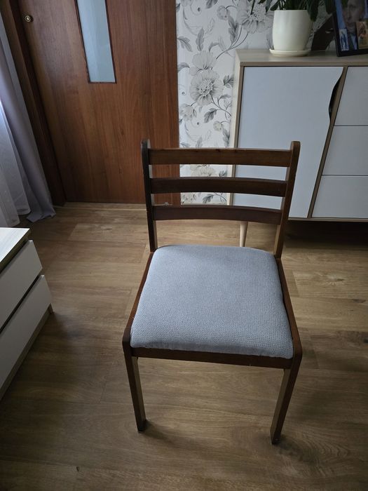 Komplet 6 krzeseł drewnianych tapicerowanych – stan bardzo dobry