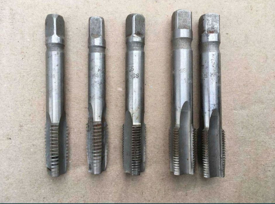 Набор слесарных метчиков.