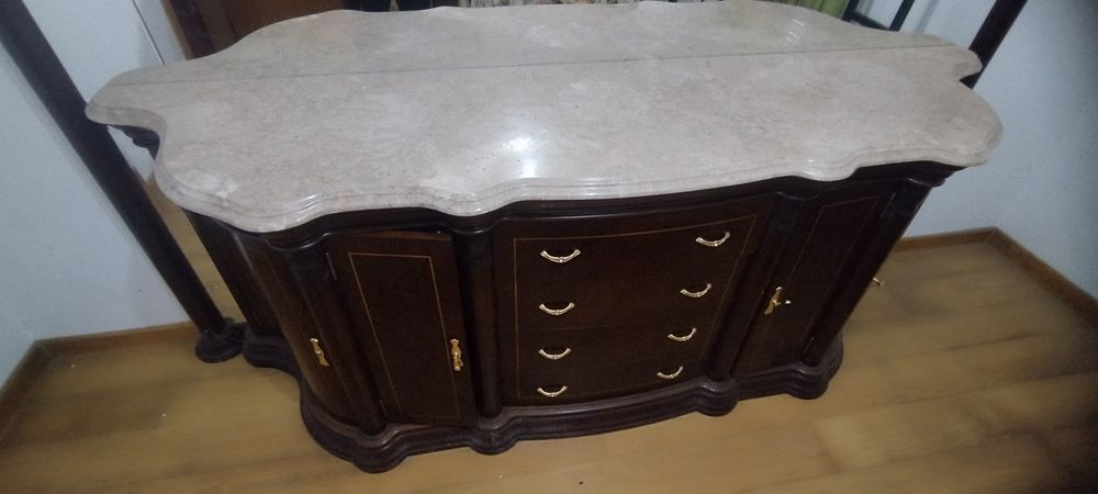 Móvel com o tampo em mármore e um espelho. Nota o espelho está rachado