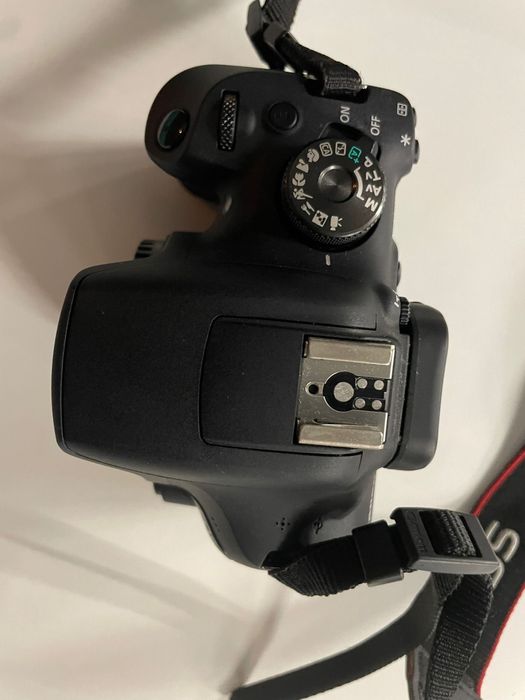 Kit máquina fotográfica Cannon EOS 2000D