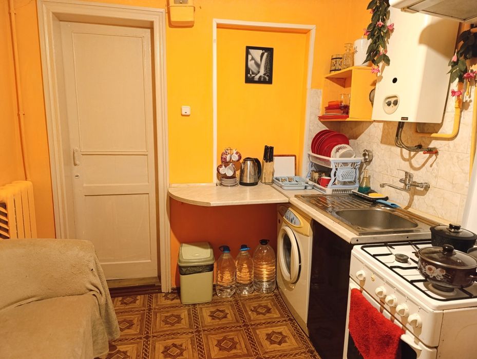 Сдаётся от хозяики 1 ком . квартира  в близи ЖД .5 спальных мест.