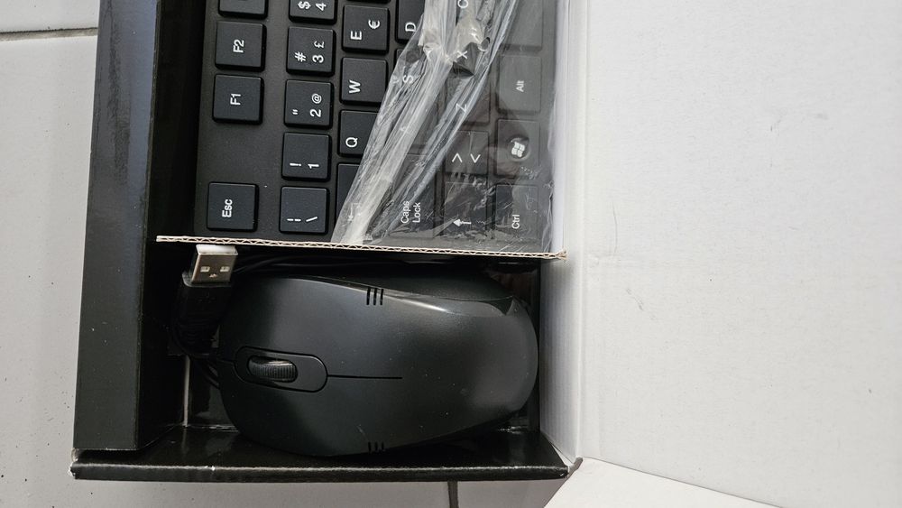Conjunto de teclado e rato USB

- Teclado com layout QWERTY.
- Rato e447059019275980802