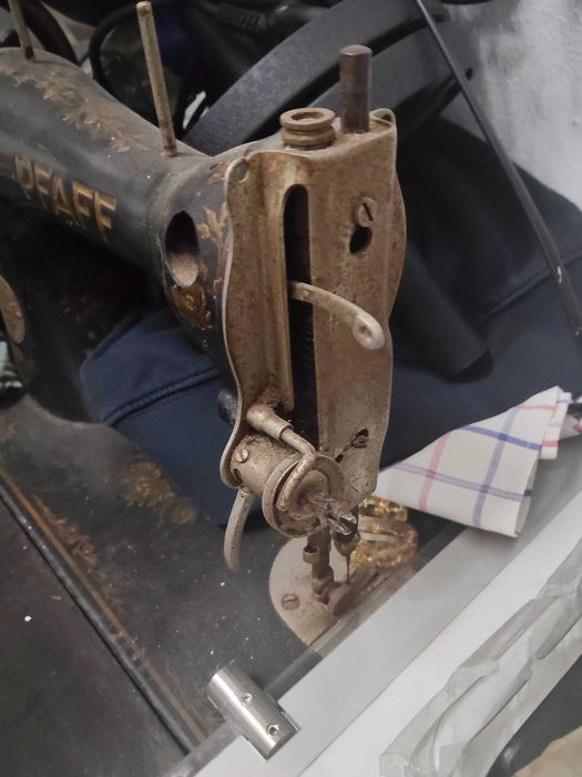 Máquina de Costura Antiga PFAFF com Móvel e Pedal