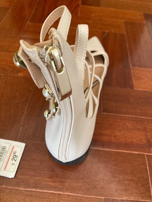 Sapatos com tiras e enfeite de botões tipo pérola 36
