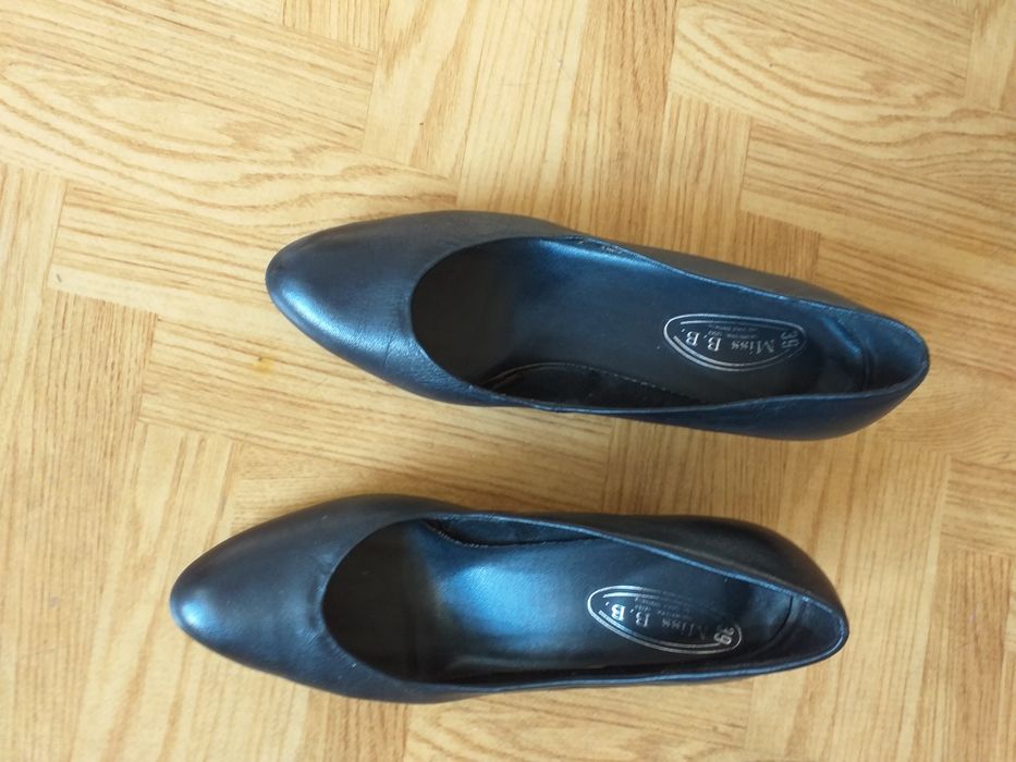 Eleganckie czółenka ze skóry rozmiaru 39 .