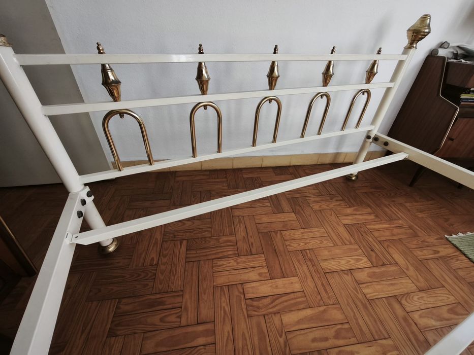 Cama + estrado de madeira