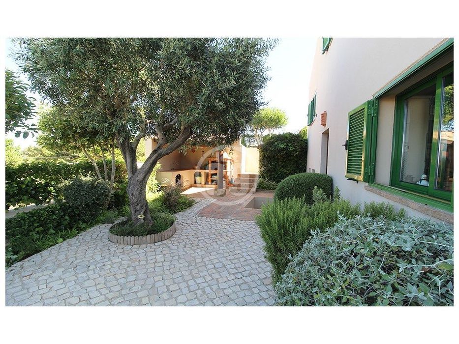 Moradia T4 com Piscina, Jardim e Vistas Panorâmicas no Centro de Algoz