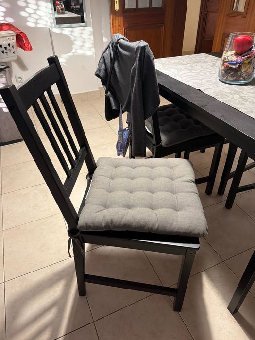 Mesa preta e cadeiras IKEA.