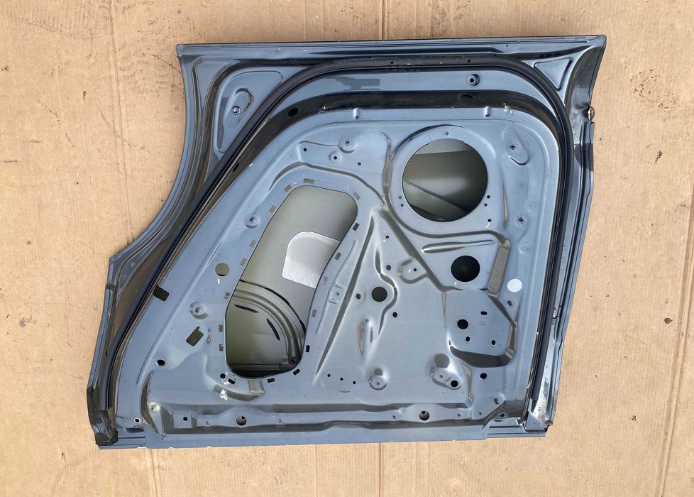 Двері задні праві Audi Q8 дверь дверка має пошкодження видно на фото