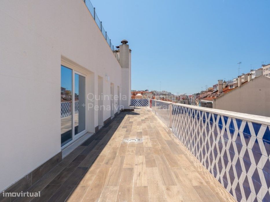Penthouse T3 com terraço, garagem e vista sobre Lisboa em Arroios