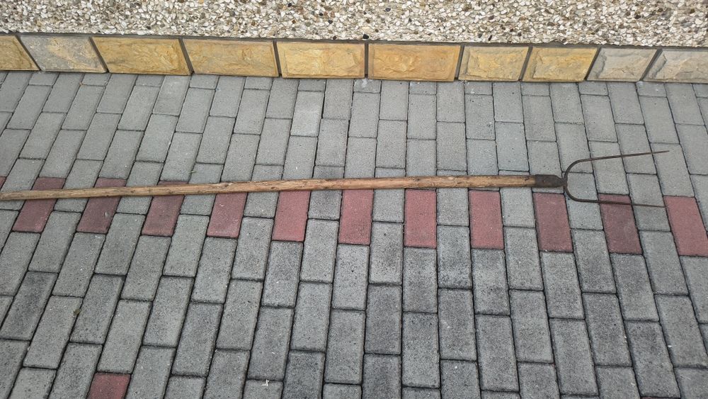 Widły dwuzębowe z długim stylem