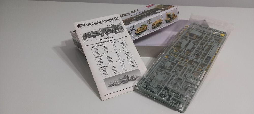 Kit Modelismo em plástico WW.II GROUND VEHICLE SET 1:72