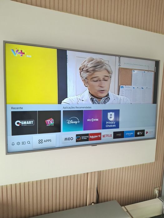 SmarTv samsung  de cor cinzenta sem nada apontar