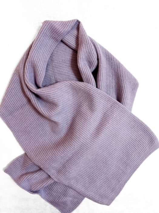 Теплий обʼємний шарф бузкового кольору з акрилу