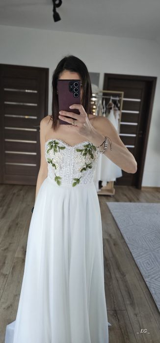 Śliczna suknia ślubna z motywem listkowym.