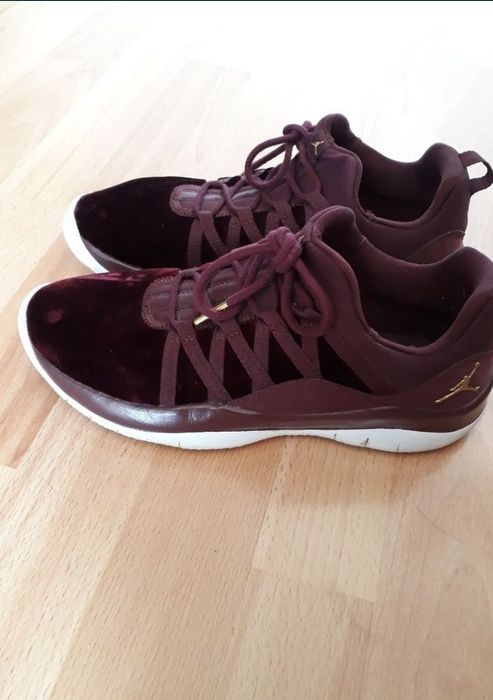 Śliczne buty JORDAN  damskie aksamit rozm.39(24.5cm)