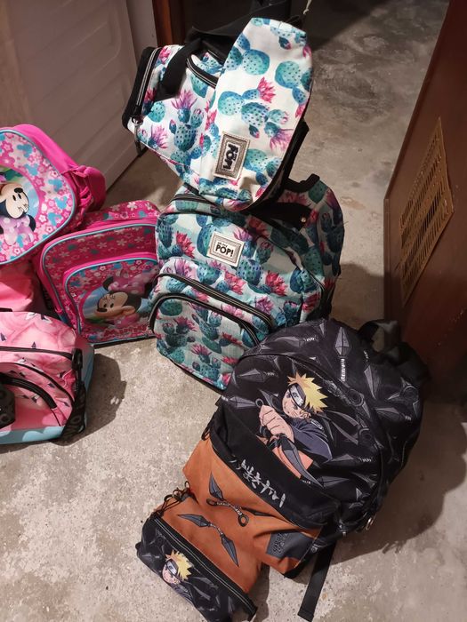 Conjunto de várias marcas de mochilas