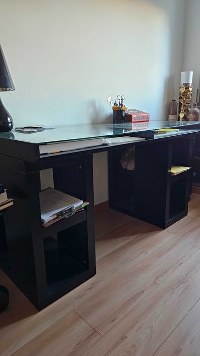 Secretária Preta IKEA com Tampo de Vidro em Muito Bom Estado