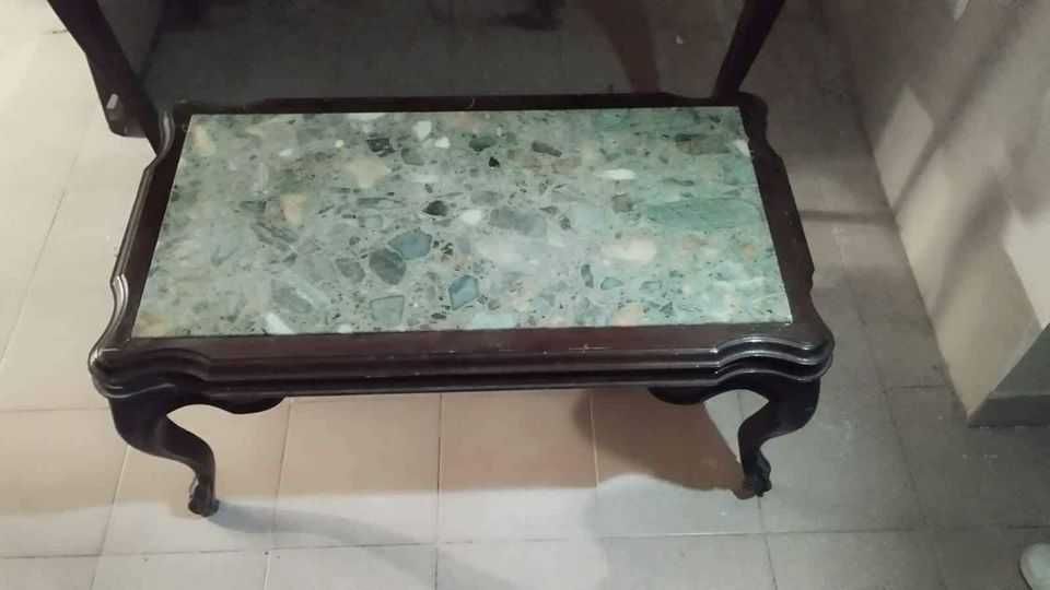 Mesinha de madeira e mármore verde