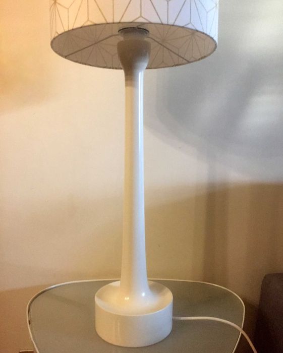 Par de Candeeiros de mesa em Madeira a branco creme da década de 70