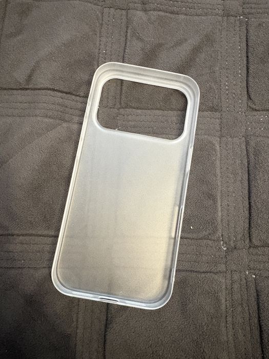 Продам якісний поастиковий тонкий чохол на iphone 17 pro
