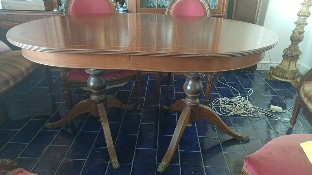 Mesa  extensivel vintage com duas pernas  e tres pes de galo cada