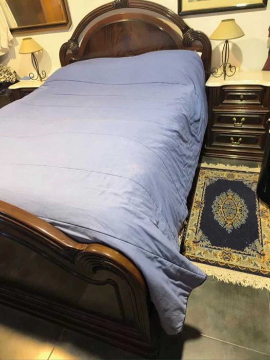 Cama de casal e mesas de cabeceira
