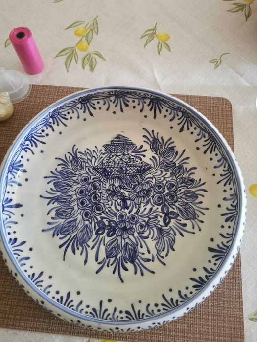 Taça grande em porcelana em tons azul pintada à mão