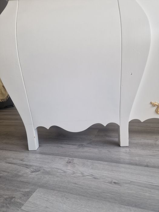 Secretaria branca com apontamentos dourados