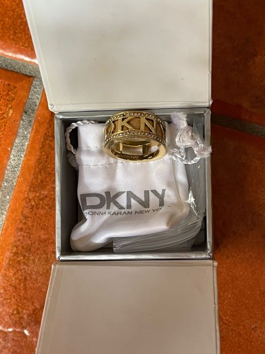 Anel dourado DKNY